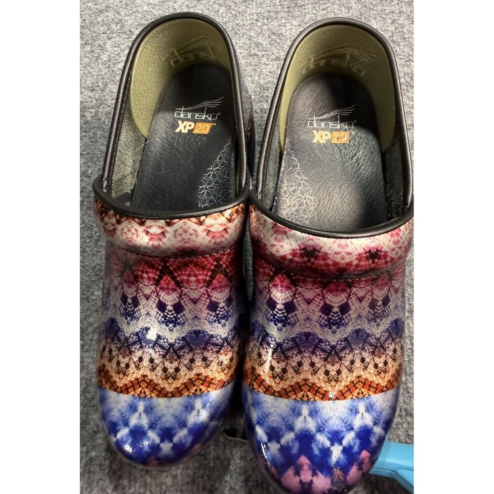 Dansko XP 2.0 Abstract Geometric Rainbow Patent Clogs Women’s Size 39 Comfort
